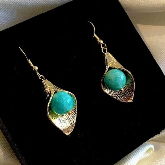 CALA
LILIES FLOWERS EARRINGS 14K GOLD PLATED - Picture 4 of 6